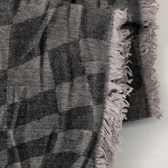 Chic Checkered Scarf NWOT - Picture 2 of 9